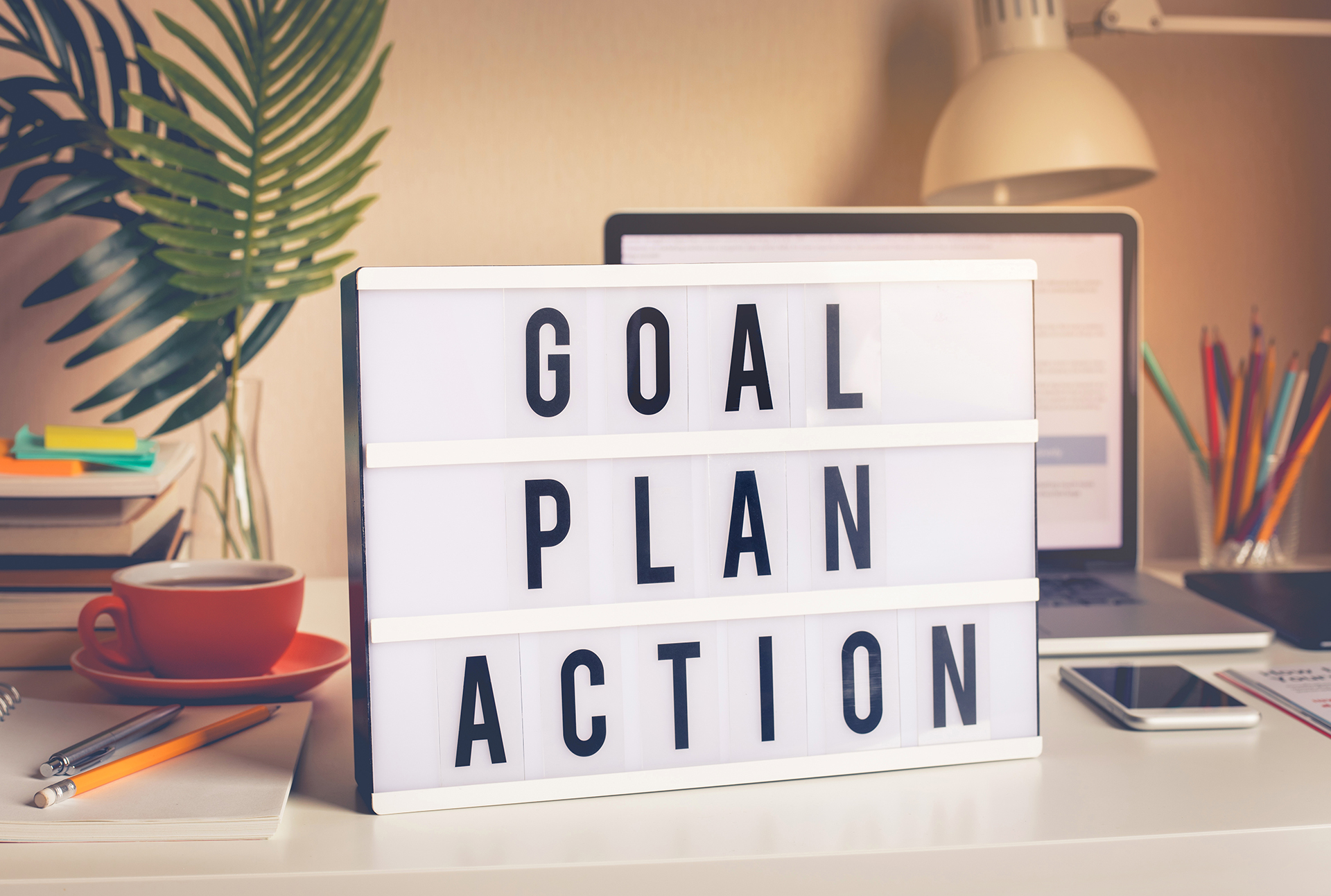 Goal,plan,action text on teksti valotaulussa pöydällä